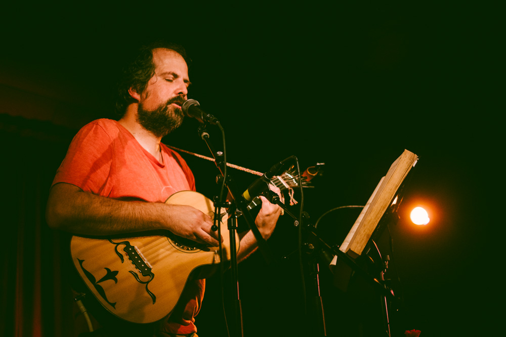 B Fachada canta Zeca Afonso