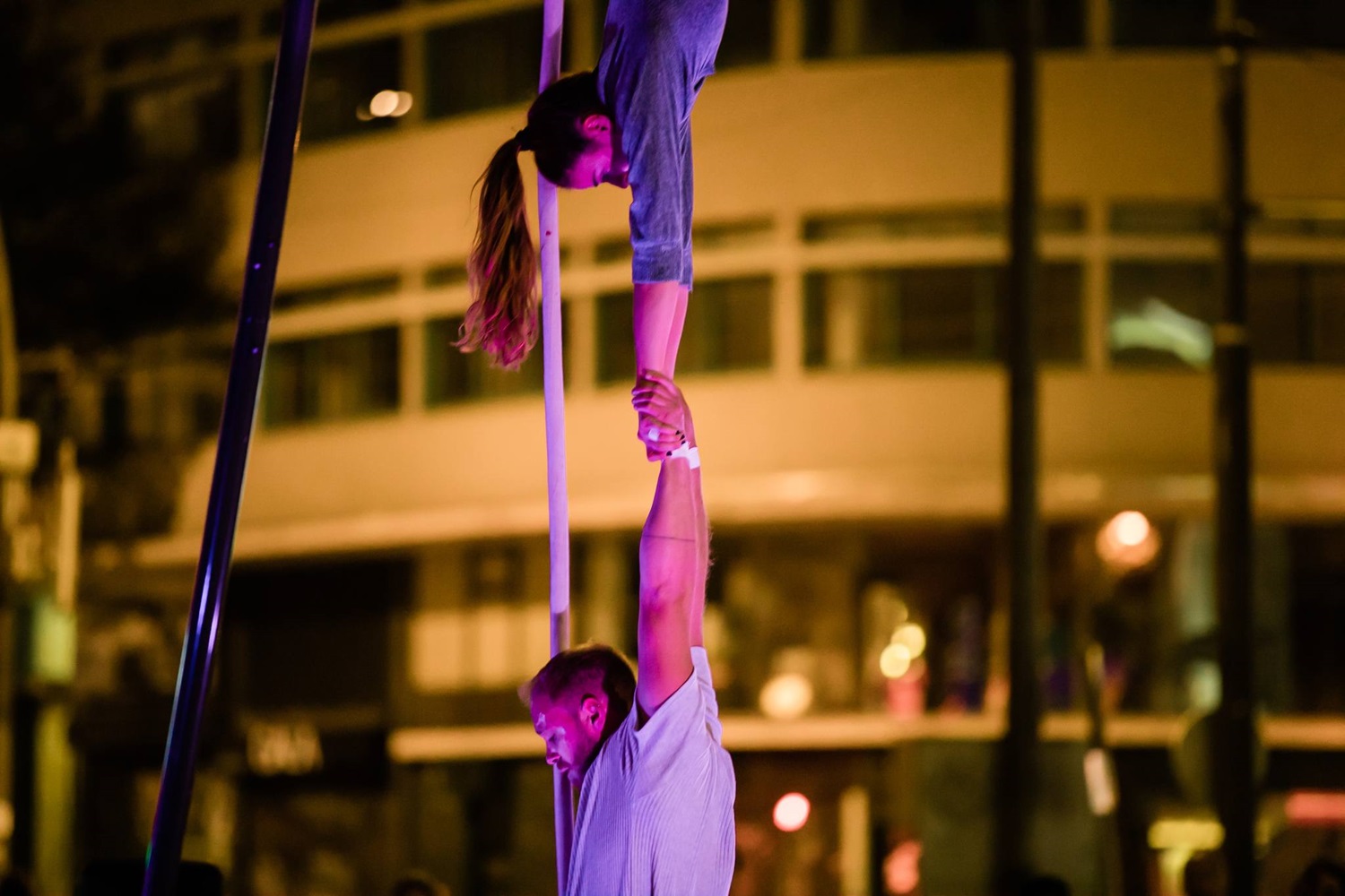 POR UM FIO, de Erva Daninha/Daniel Seabra